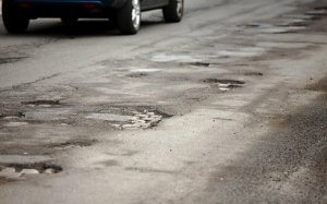 Inžinieriai atrado genialų būdą tiesti ištvermingesnius kelius: galima panaudoti medžiagas, kurių jau niekas nenori